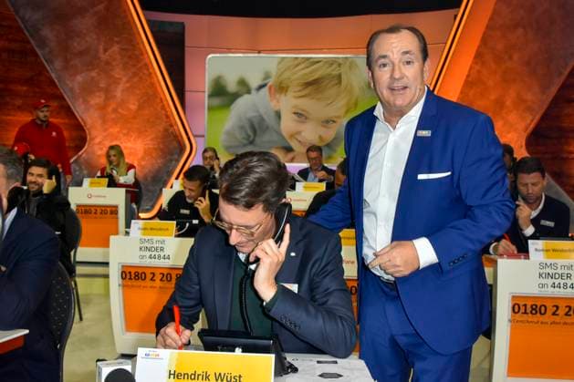 ABB Hendrik Josef Wüst Wuest CDU Politiker mit Wolfram Kons Moderator Ministerpraesident des Landes NRW Nordrhein Westfalen zu Gast am Spendentelefon im RTL Studio beim Charity zum 30.Geburtstag des RTL Spendenmarathon - wir helfen Kindern bei RTL Deutschland am 21.11.2025 2.Spendentag in Koeln Deutz NRW Deutschland