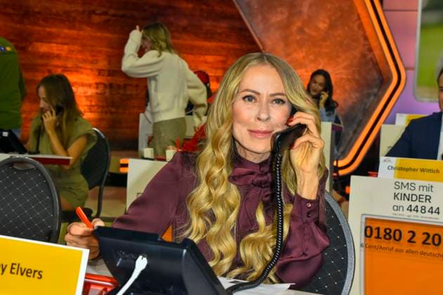 ABB Jenny Elvers Schauspielerin zu Gast am Spendentelefon im RTL Studio beim Charity zum 30.Geburtstag des RTL Spendenmarathon - wir helfen Kindern bei RTL Deutschland am 21.11.2025 2.Spendentag in Koeln Deutz NRW Deutschland