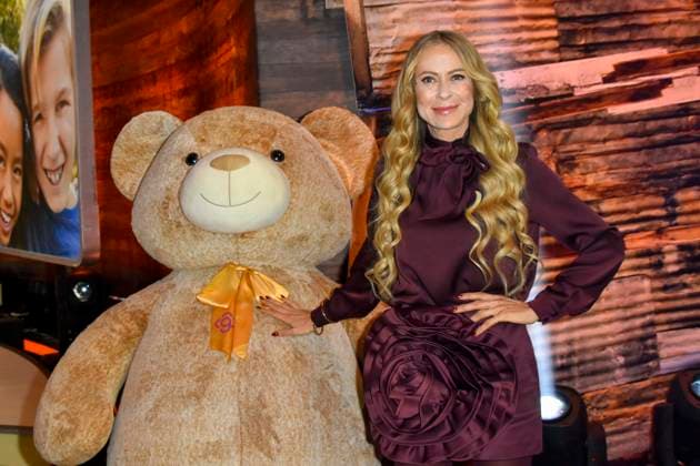 ABB Jenny Elvers mit riesen Teddy zu Gast im RTL Studio beim Charity zum 30.Geburtstag des RTL Spendenmarathon - wir helfen Kindern bei RTL Deutschland am 21.11.2025 2.Spendentag in Koeln Deutz NRW Deutschland