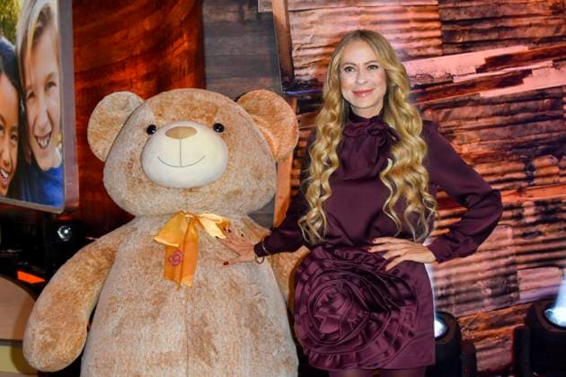 ABB Jenny Elvers mit riesen Teddy zu Gast im RTL Studio beim Charity zum 30.Geburtstag des RTL Spendenmarathon - wir helfen Kindern bei RTL Deutschland am 21.11.2025 2.Spendentag in Koeln Deutz NRW Deutschland