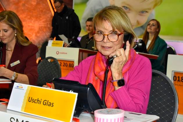 ABB Uschi Glas Schauspielerin zu Gast am Spendentelefon im RTL Studio beim Charity zum 30.Geburtstag des RTL Spendenmarathon - wir helfen Kindern bei RTL Deutschland am 21.11.2025 2.Spendentag in Koeln Deutz NRW Deutschland