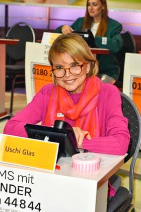ABB Uschi Glas Schauspielerin zu Gast am Spendentelefon im RTL Studio beim Charity zum 30.Geburtstag des RTL Spendenmarathon - wir helfen Kindern bei RTL Deutschland am 21.11.2025 2.Spendentag in Koeln Deutz NRW Deutschland