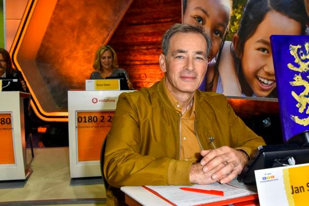 ABB Jan Sosniok Schauspieler zu Gast am Spendentelefon im RTL Studio beim Charity zum 30.Geburtstag des RTL Spendenmarathon - wir helfen Kindern bei RTL Deutschland am 21.11.2025 2.Spendentag in Koeln Deutz NRW Deutschland