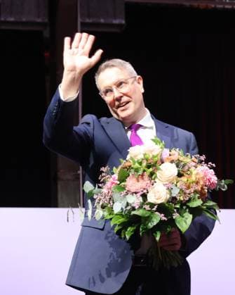 SPD Alexander Schweitzer 23.11.2025, Germany, Mainz, SPD, Landesparteitag, Wahl Spitzenkandidat, Ministerpraesident Alexander Schweitzer, Wahlergebniss 100 % zum Spitzenkandidaten zur Wahl 2026, mit Ehefrau Barabara und Blumen, mit Fraktiionschefin in lila Sabine Baetzing-Lichtenthaler Mainz Rheinland Pfalz Germany *** SPD Alexander Schweitzer 23 11 2025, Germany, Mainz, SPD, state party conference, election top candidate, State Premier Alexander Schweitzer, election result 100 as top candidate for the 2026 election, with wife Barabara and flowers, with parliamentary party leader in purple Sabine Baetzing Lichtenthaler Mainz Rhineland-Palatinate Germany