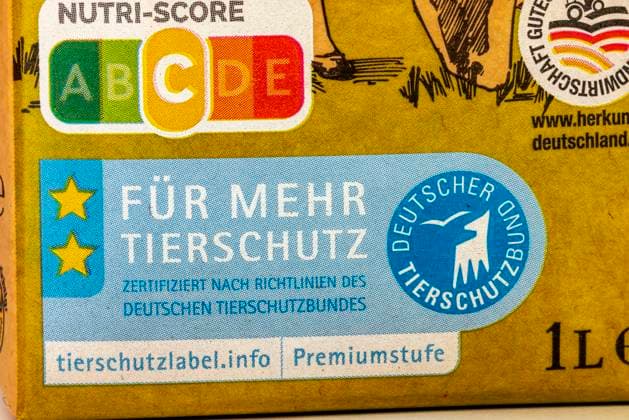 Ökolabel auf der Verpackung von Lebensmittel, Aufdruck auf der Verpackung. Nutri-Score., für mehr Tierschutz. 22.11.2025. Deutschland