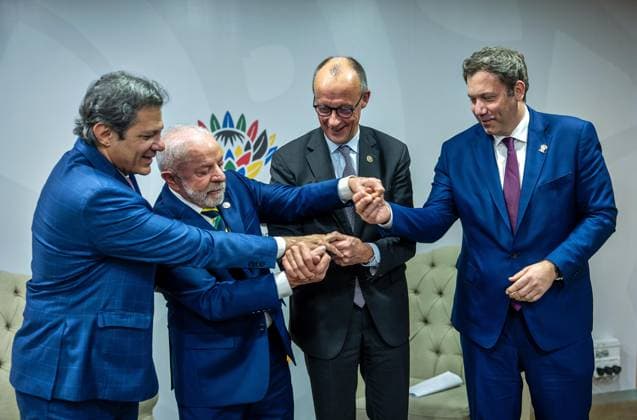 Johannesburg, Südafrika, 22.11.2025: Expo-Centre: G20-Gipfel: L-R: Finanzminister von Brasilien Fernando Haddad, Präsident Lula da Silva, der deutsche Bundeskanzler Friedrich Merz (CDU) und Bundesminister der Finanzen Lars Klingbeil (SPD) (Foto: Michael Kappeler, Pool) *** Johannesburg, South Africa, 22 11 2025 Expo Centre G20 Summit L R Finance Minister of Brazil Fernando Haddad, President Lula da Silva, German Chancellor Friedrich Merz CDU and Federal Minister of Finance Lars Klingbeil SPD Photo Michael Kappeler, Pool Copyright: xMichaelxKappeler,xPool dtsxNachrichtenagenturx dts_94703