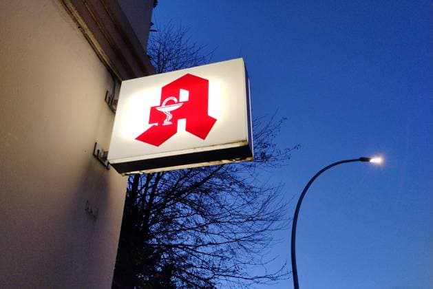 Apotheken Schild Apothekenschild Logo beleuchtet leuchten Abend Apotheken Schild *** Pharmacy sign Pharmacy sign logo illuminated light up evening pharmacy sign 