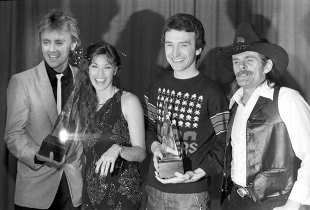 Roger Taylor, Barbi Benton, John Deacon and Johnny Paycheck at the 1981 American Music Awards on January 31, 1981. Copyright: xRalphxDominguez MediaPunchx