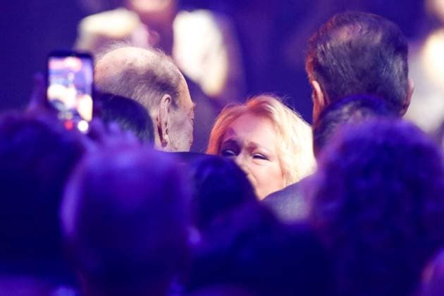 Die Giovanni Zarrella Show aus Offenburg Offenburg, 22.11.2025 Ralph Siegel und Nicole umarmen sich bei der Die Giovanni Zarrella Show Live aus der Baden-Arena in Offenburg Baden-Würtenberg Copyright: xMatthiasxGränzdörferx