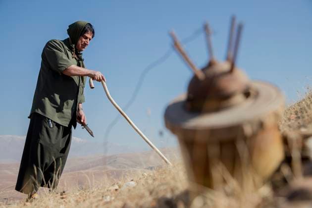 Iraqi Deminer Loses Legs Clearing Mines Hoshyar Ali stands near landmines on a hillside in Halabja, Iraq, on November 20, 2025. He has been clearing landmines for over four decades, a task he began after the Iran-Iraq war when thousands of mines were planted along the border. Despite losing both legs and several family members to explosions, he continues to volunteer in mine removal. Locals call him man of the mines,? and he is building a museum in his village to display defused explosives for future generations. Halabja Sulaymaniyah Iraq Copyright: xShowanxSulaimanx