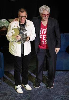 November 22, 2025, Dallas, Texas, USA : FRED ARMISEN receiving the ERNIE KOVACS award for outstanding work in comedy being congratulated by BART WEISS Artistic Director at VideoFest Dallas USA - ZUMAm147 20251122_zap_m147_001 Copyright: xHossxMcBainx
