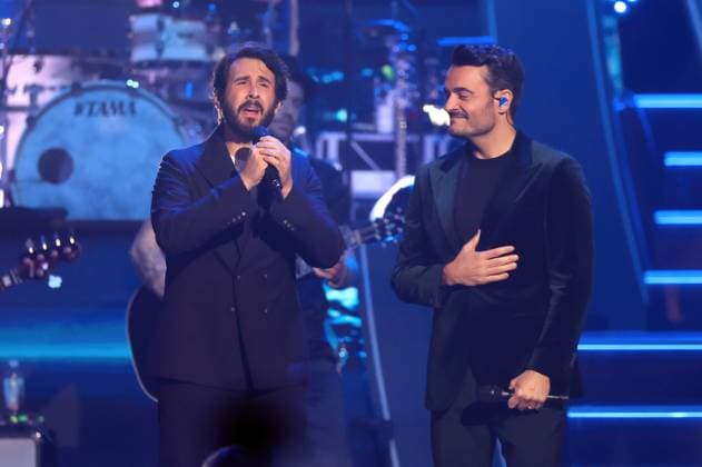 ZDF - Die Giovanni Zarrella Show . Sänger Josh Groban und Giovanni Zarrella während der ZDF - Unterhaltungssendung Die Giovanni Zarrella Show am 22.11.2025 in der Messehalle Offenburg. 20251122SBK0108