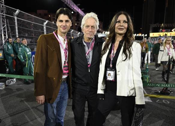 Formula 1 Grand Prix of Las Vegas 2025 - Pre-Race Show (Grid) LAS VEGAS, NEVADA - NOVEMBER 22: Michael Douglas and Catherine Zeta-Jones attend with their son Dylan Douglas the Pre-Race Show (Grid) during race night at the Formula 1 Grand Prix 2025 of Las Vegas at Las Vegas Strip Circuit on November 22, 2025 in Las Vegas, Nevada, United States. Tayfun Coskun Anadolu Nevada United States. Editorial use only. Please get in touch for any other usage.  Copyright: x2025xAnadoluxTayfunxCoskunx