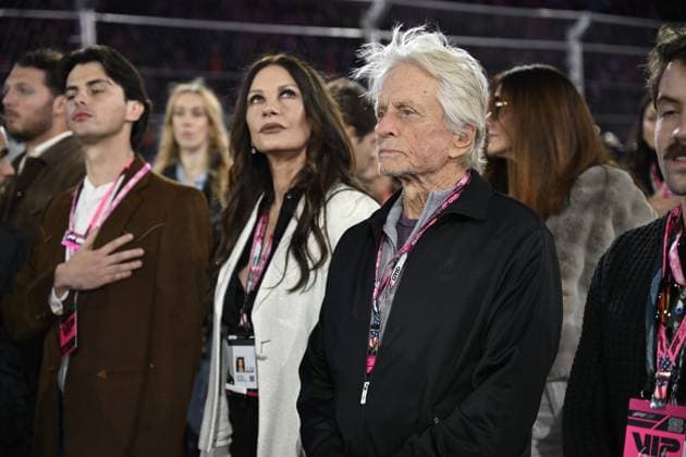 Formula 1 Grand Prix of Las Vegas 2025 - Pre-Race Show (Grid) LAS VEGAS, NEVADA - NOVEMBER 22: Michael Douglas and Catherine Zeta-Jones attend with their son Dylan Douglas the Pre-Race Show (Grid) during race night at the Formula 1 Grand Prix 2025 of Las Vegas at Las Vegas Strip Circuit on November 22, 2025 in Las Vegas, Nevada, United States. Tayfun Coskun Anadolu Nevada United States. Editorial use only. Please get in touch for any other usage.  Copyright: x2025xAnadoluxTayfunxCoskunx