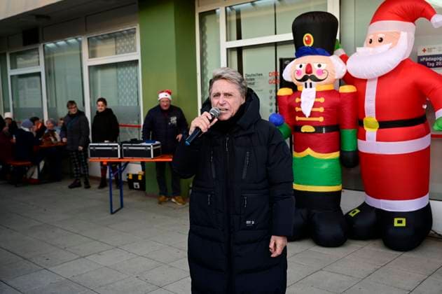 Hans-Jürgen Beyer bei einem Live-Auftritt beim Glühweinfest in der Kö-Passage. Görlitz, 22.11.2025