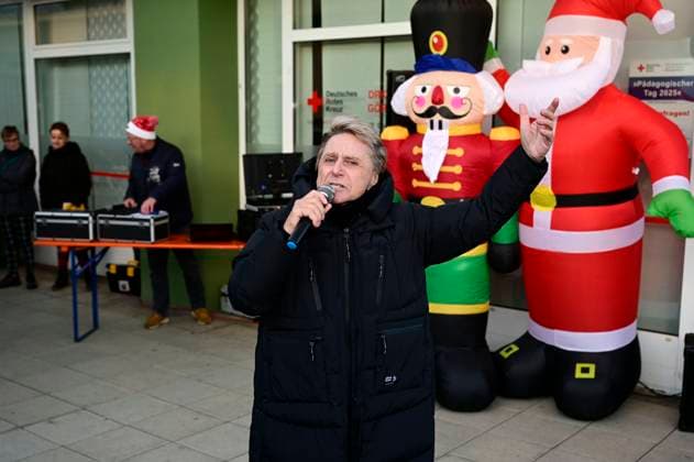 Hans-Jürgen Beyer bei einem Live-Auftritt beim Glühweinfest in der Kö-Passage. Görlitz, 22.11.2025