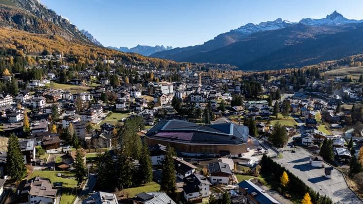 Cortina d™Ampezzo THEMENBILD - Cortina d™Ampezzo ist ein renommiertes Winter- und Bergsportzentrum, das Austragungsort der Olympischen Winterspiele 1956 sowie der Alpinen Skiweltmeisterschaften 1932, 1941 und 2021 war. In weniger als 100 Tage sollen gemeinsam mit Mailand die Olympischen Winterspiele 2026 ausgetragen werden. In Cortina befinden sich insgesamt drei Wettkampfstätten für Ski Alpin Damen, Bob, Skeleton, Rennrodel und Curling Bewerbe. Hier im Bild Übersicht auf die Olympia Region und das Ortszentrum von Cortina d™Ampezzo. Cortina d™Ampezzo am Mittwoch, 5. November 2025 Cortina d Ampezzo is a renowned winter and mountain sports center that hosted the 1956 Winter Olympics and the Alpine Ski World Championships in 1932  EP_gro