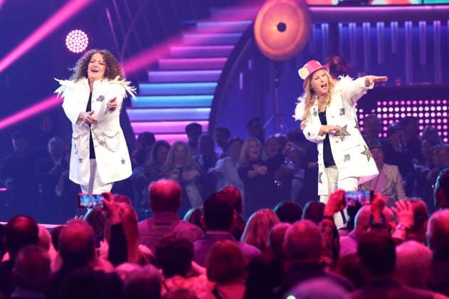 Chris Gethmann und Myriam Koudsi vom Kindermusikduo GroßstadtEngel in der ZDF-Musikshow Die Giovanni Zarrella Show live aus der Messe Offenburg. Offenburg, 22.11.2025