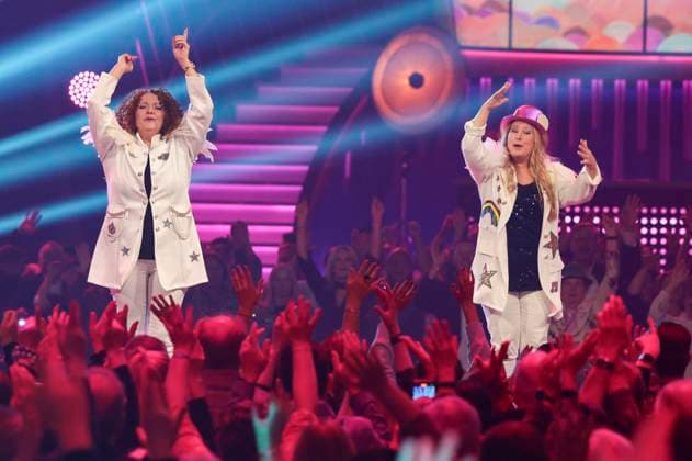 Chris Gethmann und Myriam Koudsi vom Kindermusikduo GroßstadtEngel in der ZDF-Musikshow Die Giovanni Zarrella Show live aus der Messe Offenburg. Offenburg, 22.11.2025