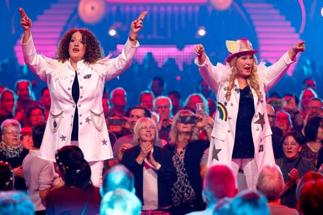 Chris Gethmann und Myriam Koudsi vom Kindermusikduo GroßstadtEngel in der ZDF-Musikshow Die Giovanni Zarrella Show live aus der Messe Offenburg. Offenburg, 22.11.2025