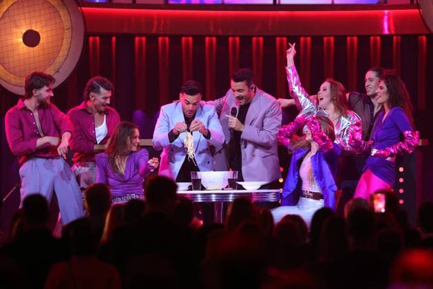 Die Giovanni Zarrella Show - Wir sagen Dankeschön Giovanni Zarrella und sein Bruder Stefano beim Spaghetti essen. Die Giovanni Zarrella Show. ZDF-Live Sendung vom 22.11.2025 in der Baden-Arena Offenburg unter dem Motto Wir sagen Dankeschön. Offenburg, Baden-Württemberg, Deutschland.