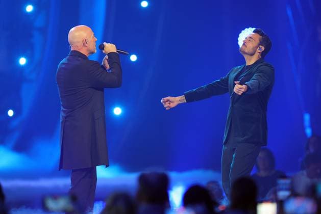 Die Giovanni Zarrella Show - Wir sagen Dankeschön Giovanni Zarrella und der Graf (Sänger der deutschen Musikgruppe Unheilig) singen ein Duett. Die Giovanni Zarrella Show. ZDF-Live Sendung vom 22.11.2025 in der Baden-Arena Offenburg unter dem Motto Wir sagen Dankeschön. Offenburg, Baden-Württemberg, Deutschland.