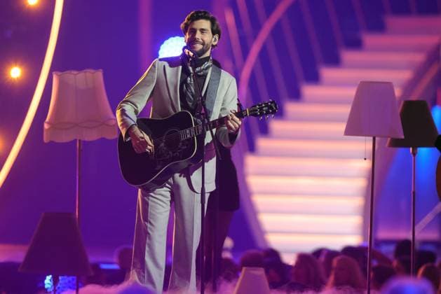 Die Giovanni Zarrella Show - Wir sagen Dankeschön Alvaro Soler (Spanisch-deutscher Popsänger). Die Giovanni Zarrella Show. ZDF-Live Sendung vom 22.11.2025 in der Baden-Arena Offenburg unter dem Motto Wir sagen Dankeschön. Offenburg, Baden-Württemberg, Deutschland.