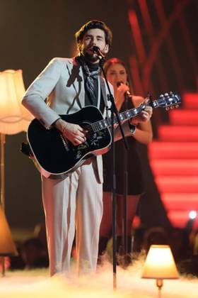Die Giovanni Zarrella Show - Wir sagen Dankeschön Alvaro Soler (Spanisch-deutscher Popsänger). Die Giovanni Zarrella Show. ZDF-Live Sendung vom 22.11.2025 in der Baden-Arena Offenburg unter dem Motto Wir sagen Dankeschön. Offenburg, Baden-Württemberg, Deutschland.