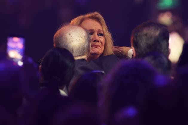 Die Giovanni Zarrella Show - Wir sagen Dankeschön Nicole umarmt Ralph Siegel. Die Giovanni Zarrella Show. ZDF-Live Sendung vom 22.11.2025 in der Baden-Arena Offenburg unter dem Motto Wir sagen Dankeschön. Offenburg, Baden-Württemberg, Deutschland.