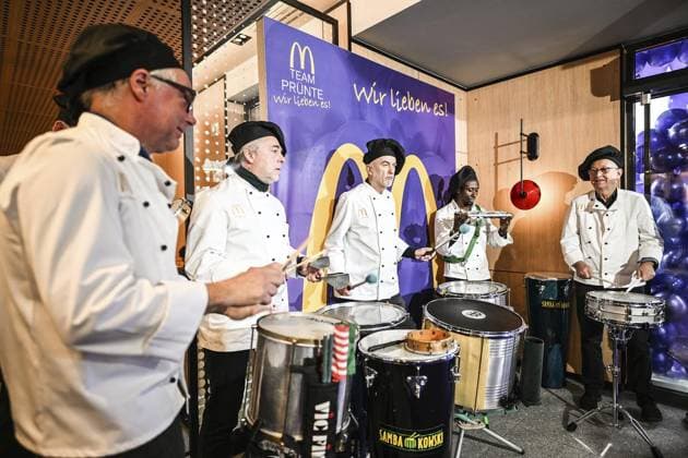 Mc Donald s Wiedereröffnung ** NUR FÜR REDAKTIONELLE ZWECKE ** EDITORIAL USE ONLY **<p>Eine Samba-Band bei der Mc Donald s Wiedereröffnung am Sonntag, 23. November 2025 an der Eleonorastraße in Essen-Rüttenscheid. Deutschland NRW Essen Copyright: VladimirxWegener