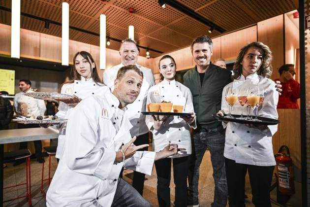 Mc Donald s Wiedereröffnung ** NUR FÜR REDAKTIONELLE ZWECKE ** EDITORIAL USE ONLY **<p>Oliver Pocher (Deutscher Komiker und Fernsehmoderator), Marcus Prünte (Franchisenehmer) und Thore Schölermann (Deutscher Schauspieler und Fernsehmoderator) (v.l.) bei der Mc Donald s Wiedereröffnung am Sonntag, 23. November 2025 an der Eleonorastraße in Essen-Rüttenscheid. Deutschland NRW Essen Copyright: VladimirxWegener