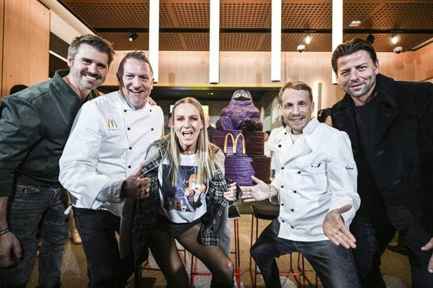 Mc Donald s Wiedereröffnung ** NUR FÜR REDAKTIONELLE ZWECKE ** EDITORIAL USE ONLY **<p>Thore Schölermann (Deutscher Schauspieler und Fernsehmoderator), Marcus Prünte (Franchisenehmer) Stephanie Prünte und Oliver Pocher (Deutscher Komiker und Fernsehmoderator) (v.l.) bei der Mc Donald s Wiedereröffnung am Sonntag, 23. November 2025 an der Eleonorastraße in Essen-Rüttenscheid. Deutschland NRW Essen Copyright: VladimirxWegener
