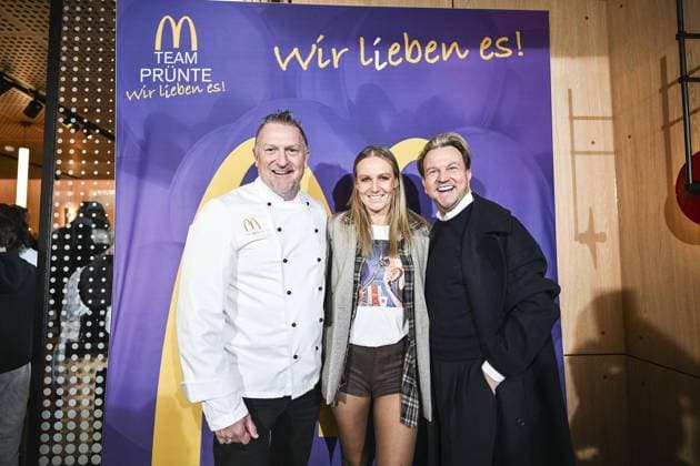 Mc Donald s Wiedereröffnung ** NUR FÜR REDAKTIONELLE ZWECKE ** EDITORIAL USE ONLY **<p>Marcus Prünte (Franchisenehmer) Stephanie Prünte und Sandro Rath (Designer) (v.l.) bei der Mc Donald s Wiedereröffnung am Sonntag, 23. November 2025 an der Eleonorastraße in Essen-Rüttenscheid. Deutschland NRW Essen Copyright: VladimirxWegener