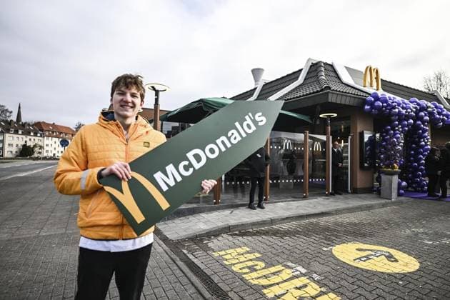 Mc Donald s Wiedereröffnung ** NUR FÜR REDAKTIONELLE ZWECKE ** EDITORIAL USE ONLY **<p>Wiedereröffnung Mc Donald s am Sonntag, 23. November 2025 an der Eleonorastraße in Essen-Rüttenscheid. Deutschland NRW Essen Copyright: VladimirxWegener