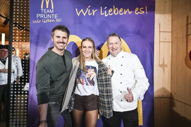 Mc Donald s Wiedereröffnung ** NUR FÜR REDAKTIONELLE ZWECKE ** EDITORIAL USE ONLY **<p>Thore Schölermann (Deutscher Schauspieler und Fernsehmoderator), Stephanie Prünte und Marcus Prünte (Franchisenehmer) (v.l.) bei der Mc Donald s Wiedereröffnung am Sonntag, 23. November 2025 an der Eleonorastraße in Essen-Rüttenscheid. Deutschland NRW Essen Copyright: VladimirxWegener
