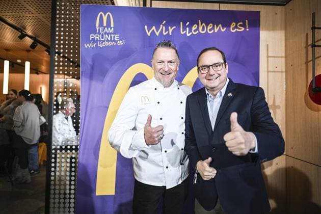 Mc Donald s Wiedereröffnung ** NUR FÜR REDAKTIONELLE ZWECKE ** EDITORIAL USE ONLY **<p>Marcus Prünte (Franchisenehmer) und Thomas Kufen (Oberbürgermeister der Stadt Essen) (v.l.) bei der Mc Donald s Wiedereröffnung am Sonntag, 23. November 2025 an der Eleonorastraße in Essen-Rüttenscheid. Deutschland NRW Essen Copyright: VladimirxWegener
