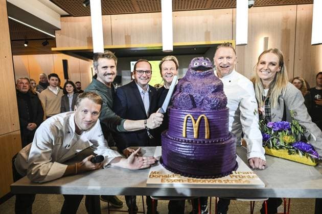 Mc Donald s Wiedereröffnung ** NUR FÜR REDAKTIONELLE ZWECKE ** EDITORIAL USE ONLY **<p>Oliver Pocher (Deutscher Komiker und Fernsehmoderator), Thore Schölermann (Deutscher Schauspieler und Fernsehmoderator), Thomas Kufen (Oberbürgermeister der Stadt Essen), Sandro Rath (Designer) Marcus Prünte (Franchisenehmer) und Stephanie Prünte (v.l.) bei der Mc Donald s Wiedereröffnung am Sonntag, 23. November 2025 an der Eleonorastraße in Essen-Rüttenscheid. Deutschland NRW Essen Copyright: VladimirxWegener