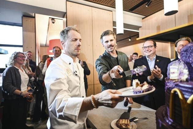 Mc Donald s Wiedereröffnung ** NUR FÜR REDAKTIONELLE ZWECKE ** EDITORIAL USE ONLY **<p>Oliver Pocher (Deutscher Komiker und Fernsehmoderator), Thore Schölermann (Deutscher Schauspieler und Fernsehmoderator) (v.l.) bei der Mc Donald s Wiedereröffnung am Sonntag, 23. November 2025 an der Eleonorastraße in Essen-Rüttenscheid. Deutschland NRW Essen Copyright: VladimirxWegener