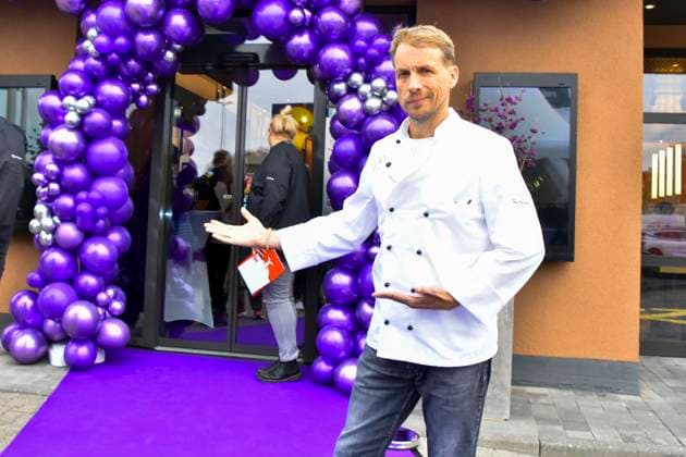 ABB Oliver Pocher der Moderator und Schauspieler traegt eine weisse Koch Jacke bei der Wiedereroeffnung der MC Donald Filiale Schnell Restaurant in Essen am 23.11.2025 NRW Deutschland