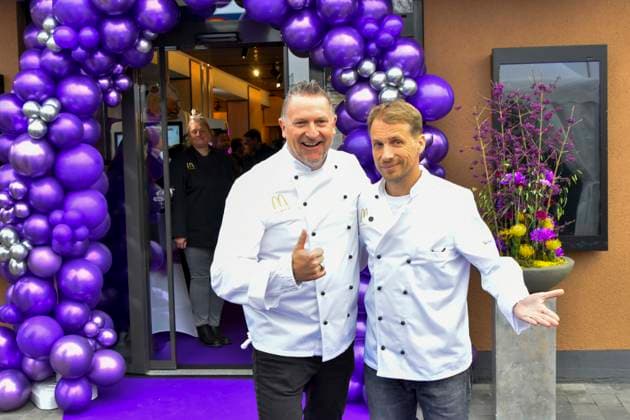 ABB Marcus Prünte Pruente MC Donald Chef Essen und Oliver Pocher der Moderator und Schauspieler traegt eine weisse Koch Jacke bei der Wiedereroeffnung der MC Donald Filiale Schnell Restaurant in Essen am 23.11.2025 NRW Deutschland