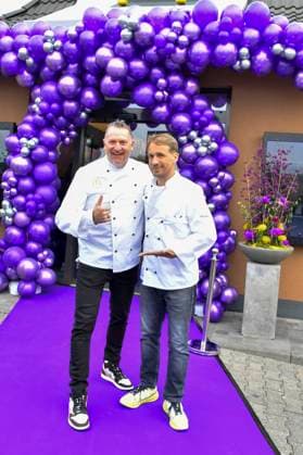 ABB Marcus Prünte Pruente MC Donald Chef Essen und Oliver Pocher der Moderator und Schauspieler traegt eine weisse Koch Jacke bei der Wiedereroeffnung der MC Donald Filiale Schnell Restaurant in Essen am 23.11.2025 NRW Deutschland