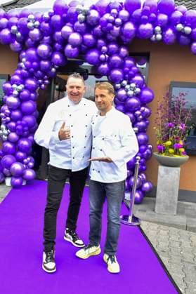ABB Marcus Prünte Pruente MC Donald Chef Essen und Oliver Pocher der Moderator und Schauspieler traegt eine weisse Koch Jacke bei der Wiedereroeffnung der MC Donald Filiale Schnell Restaurant in Essen am 23.11.2025 NRW Deutschland