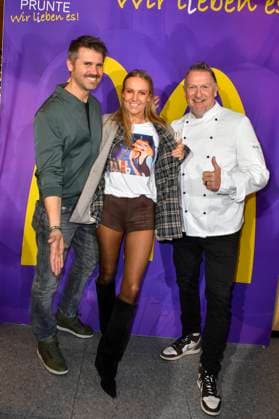 ABB Thore Schoelermann Stephanie Pruente Marcus Pruente Prünte bei der Wiedereroeffnung der MC Donald Filiale Schnell Restaurant in Essen am 23.11.2025 NRW Deutschland