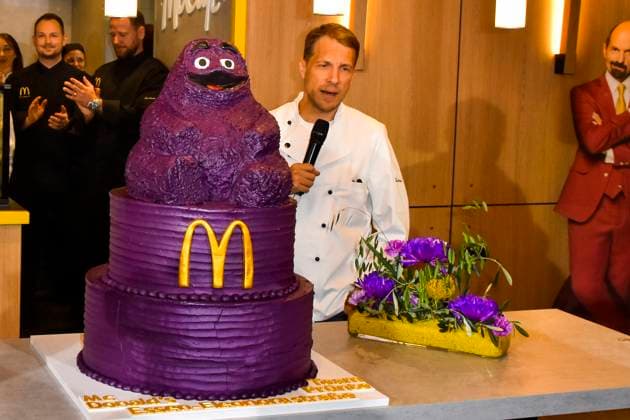 ABB Oliver Pocher mit Lilla eroeffnungs Torte der Moderator und Schauspieler traegt eine weisse Koch Jacke bei der Wiedereroeffnung der MC Donald Filiale Schnell Restaurant in Essen am 23.11.2025 NRW Deutschland