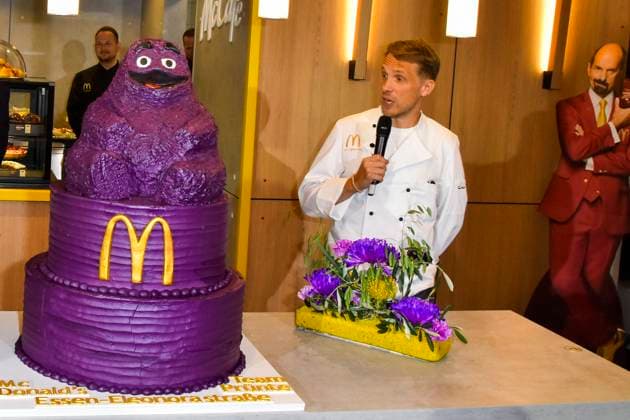 ABB Oliver Pocher mit Lilla eroeffnungs Torte der Moderator und Schauspieler traegt eine weisse Koch Jacke bei der Wiedereroeffnung der MC Donald Filiale Schnell Restaurant in Essen am 23.11.2025 NRW Deutschland