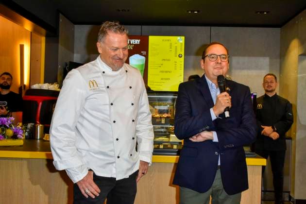 ABB Marcus Prünte Pruente MC Donald Chef Essen und Thomas Kufen Oberbuergermeister der Stadt Essen bei der Wiedereroeffnung der MC Donald Filiale Schnell Restaurant in Essen am 23.11.2025 NRW Deutschland