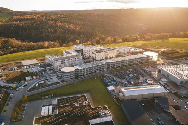 Luftaufnahme eines großen Gebäudekomplexes in herbstlicher Landschaft bei Sonnenuntergang, neues Krankenhaus, Gesundheitscampus Calw, Schwarzwald, Deutschland Aerial view of a large complex of buildings in autumn landscape at sunset, new hospital, Calw Health Campus, Black Forest, Germany Copyright: imageBROKER ManuelxKamuf iblmlk15657131.jpg