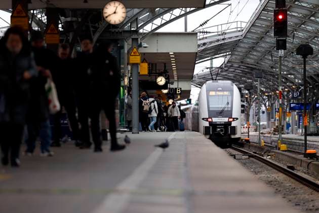 Impression vom Kölner Hauptbahnhof: Ein Rhein Ruhr Xpress fährt ab am Kölner HBF. Vom 14. bis 24. November 2025 kommt es wegen umfangreicher Bauarbeiten zu einer Sperrung des Hauptbahnhof in Köln. Fern- und Regionalzüge werden in dem Zeitraum über Köln-Deutz umgeleitet. (Themenbild, Symbolbild) Köln, 19.11.2025 NRW Deutschland *** Impression of Cologne Central Station A Rhein Ruhr Xpress departs from Cologne Central Station From November 14 to 24, 2025, there will be a closure of Cologne Central Station due to extensive construction work Long-distance and regional trains will be diverted via Cologne Deutz during this period Theme image, symbolic image Cologne, 19 11 2025 NRW Germany Copyright: xChristophxHardtx