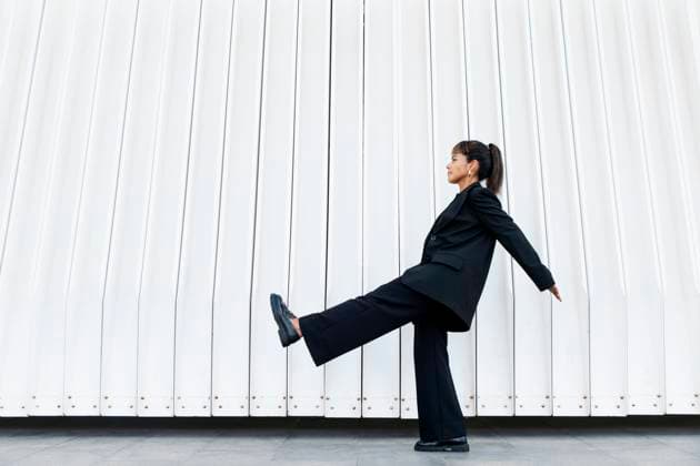 Businesswoman strikes aesthetic pose in front of modern architecture model released, Symbolfoto, PCLF02753