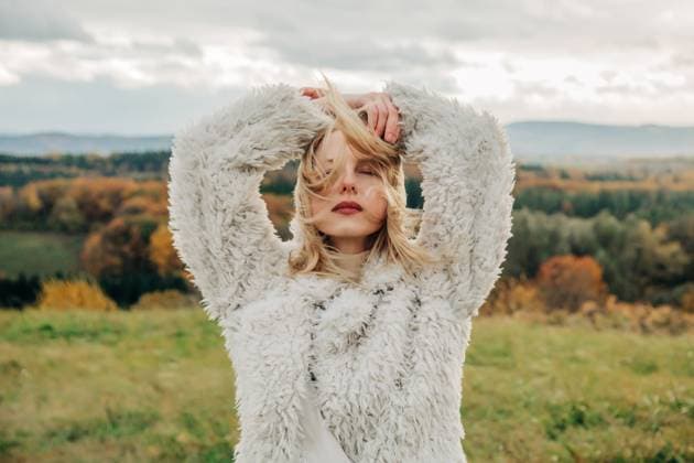 Fashionable person in white fluffy jacket standing outdoors in autumn model released, Symbolfoto, VSNF04471
